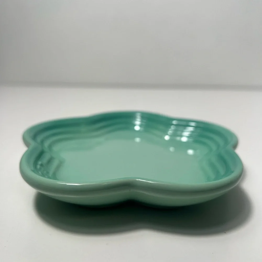 Le Creuset Stoneware Flower Petal Scalloped Trinket Dish Plate Tray